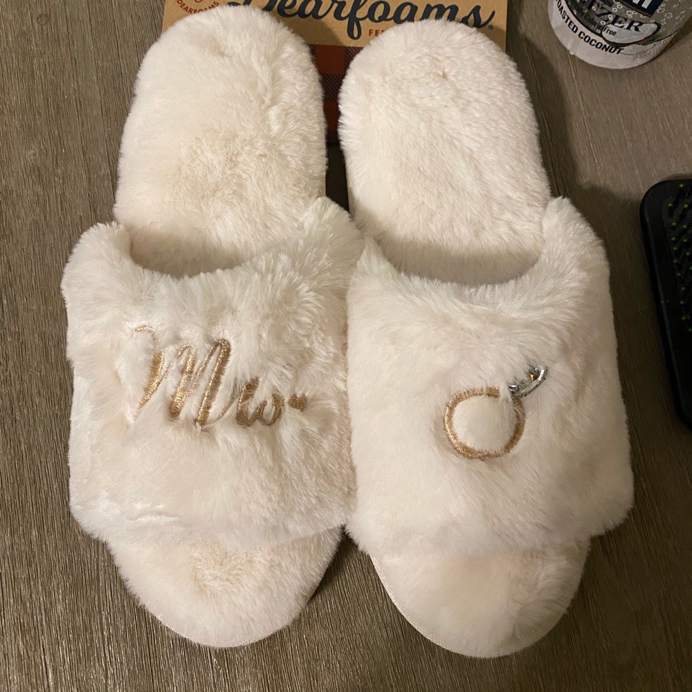 Dearfoam wedding themed white slippers
